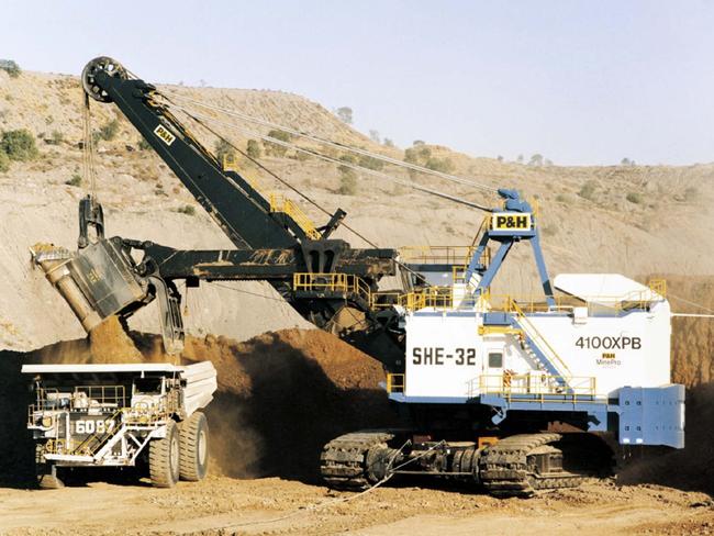 P28//# ALERT ALERT #### BEFORE REUSE OF THIS IMAGE CHECK CONTENT AND COPYRIGHT ISSUES WITH THE /PICTURE /DESK-  BHP Billiton's Electric Mining Shovel working at their Blackwater Mine in the Bowen Basin - mining industry nsw machinery