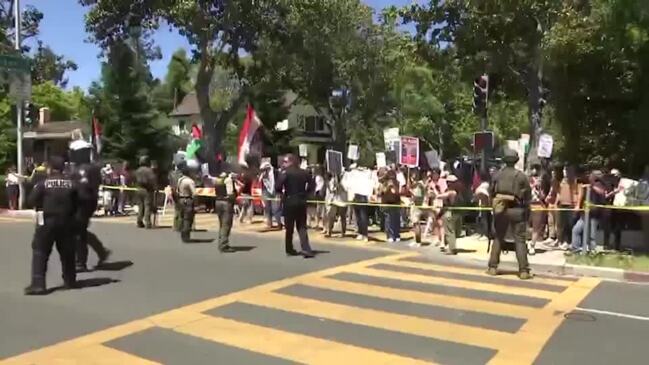 Palestinian and Israeli supporters rally in Palo Alto