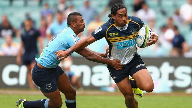 Joe Tomane of the Brumbies is pursued by Kurtley Beale of the Waratahs,