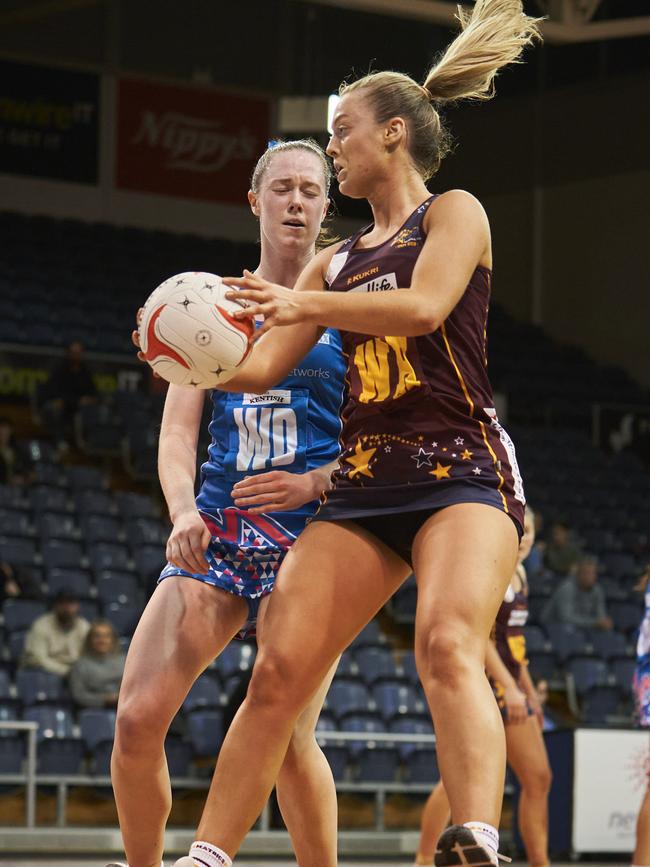 Chelsea Blackman (Contax) and Georgia Dent (Matrics) in action during round one of in the Premier League. Picture: Matt Loxton