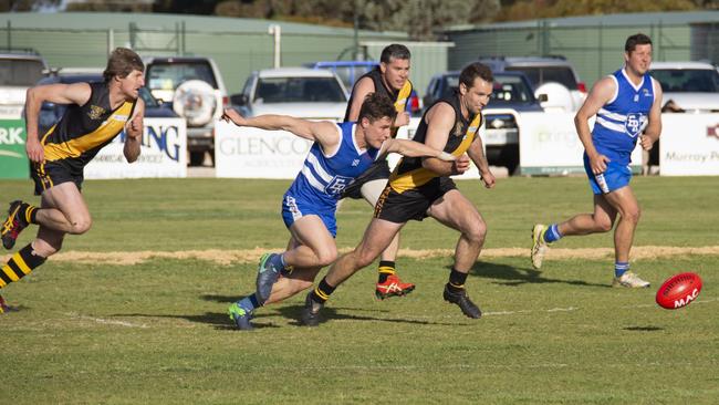 Kimba Districts and Eastern Ranges players during the 2019 Eastern Eyre grand final. Picture: Kerri Cliff, Fresh Eyre Photography