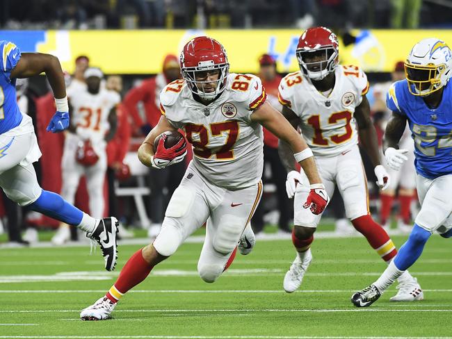 INGLEWOOD, CALIFORNIA - DECEMBER 16: (EDITOR'S NOTE: Alternate crop) Travis Kelce #87 of the Kansas City Chiefs carries the ball for a touchdown during overtime against the Los Angeles Chargers at SoFi Stadium on December 16, 2021 in Inglewood, California.   Kevork Djansezian/Getty Images/AFP == FOR NEWSPAPERS, INTERNET, TELCOS & TELEVISION USE ONLY ==