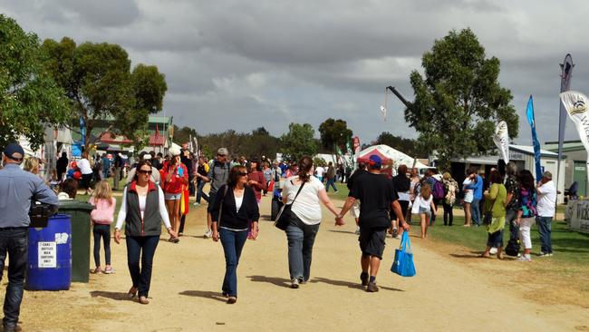 People at the South East Field Days, Lucindale.