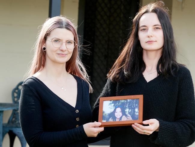 Kimmi Smith & Shenta Bell with a photo of murder victim Synamin Bell . Picture: Frank Monger