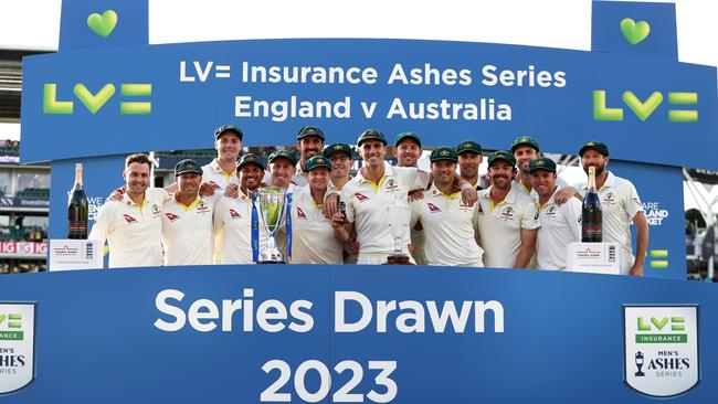 Pat Cummins lifts the Ashes urn alongside teammates. Picture: Ryan Pierse/Getty Images