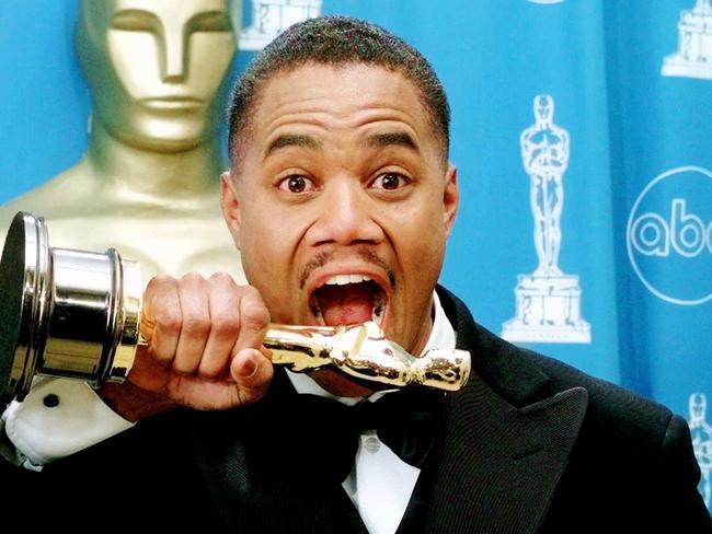 Cuba Gooding Jr. clowns for photographers backstage after winning Best Supporting Actor.