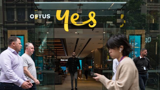 SYDNEY, AUSTRALIA - NewsWire Photos, NOVEMBER 09, 2023: Crowd outside the Optus centre in George Street in Sydney.  Picture: NCA NewsWire / Flavio Brancaleone