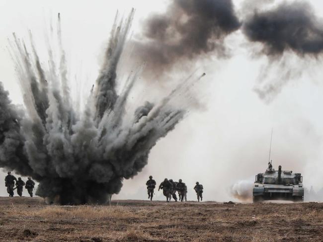 Infantrymen assigned to a combined brigade under the PLA 71st Group Army coordinate with main battle tanks to assault mock enemies' positions during a training exercise on December 24, 2018. (eng.chinamil.com.cn/Photo by Jiao Mingjin and Li Pengfei)