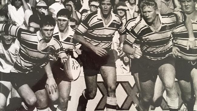 Tim Frisby, left, only has eyes for the ball in the 1987 grand final.