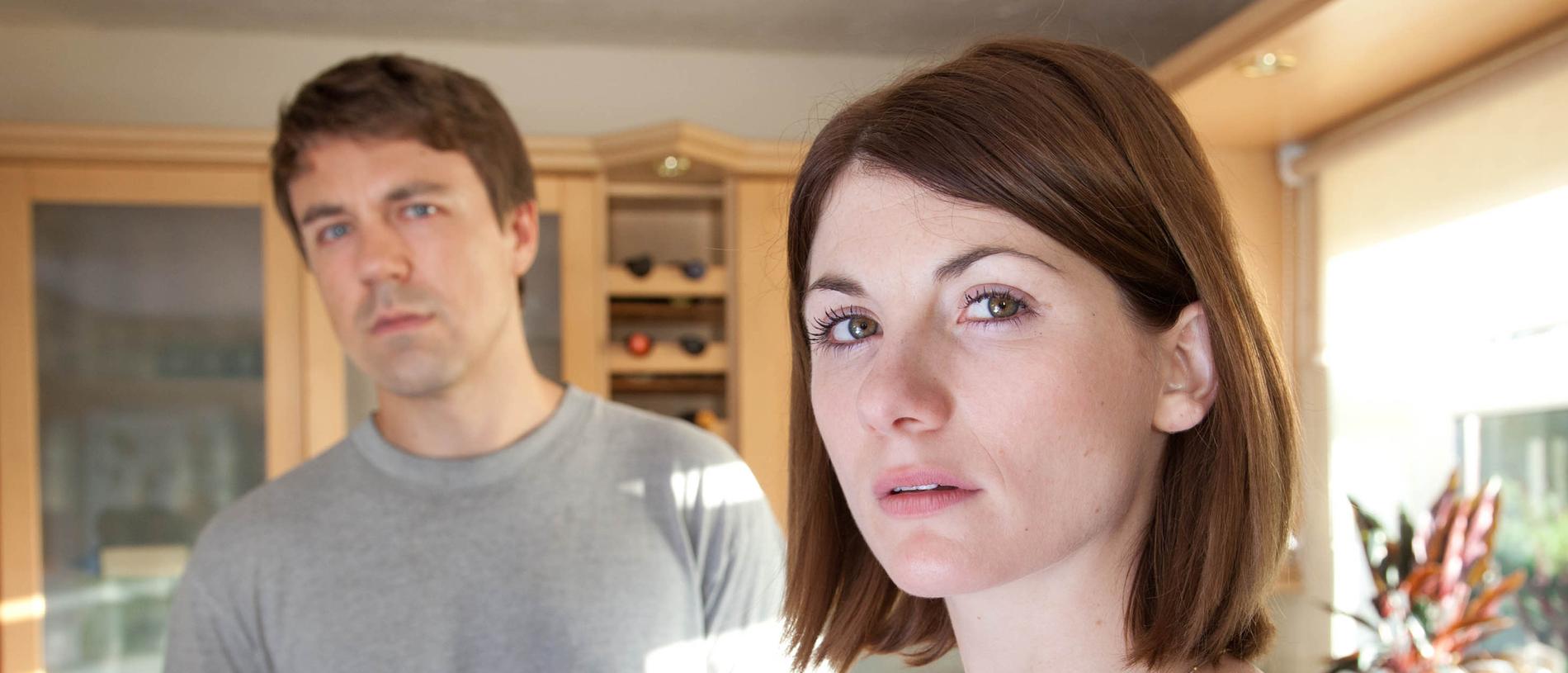 Andrew Buchan e Jodie Whittaker estrelaram o drama policial de sucesso do Reino Unido, Broadchurch. Imagem: fornecido / ITV