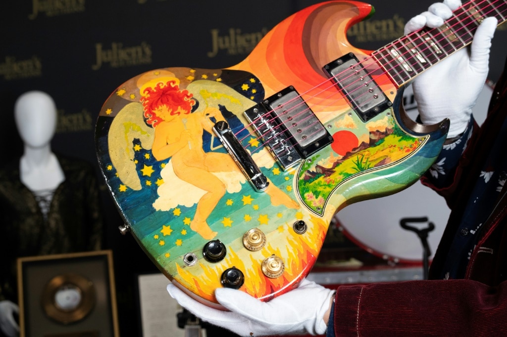 Nice pick. Стратокастер Джимми Хендрикса. Джимми Хендрикс Strat. Jimmy Page Stratocaster. Джимми пейдж телекастер.