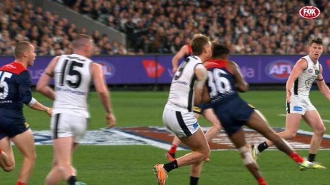 Kysaiah Pickett commits to flying hit on Patrick Cripps