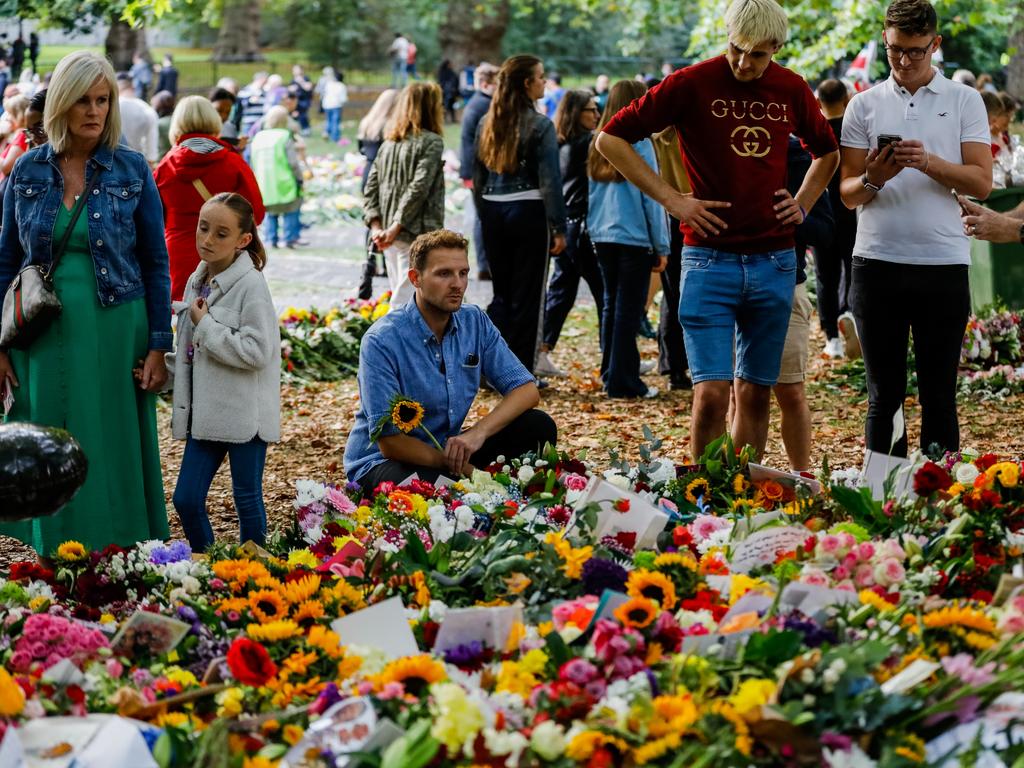 People view flowers and tributes to Queen Elizabeth II in Green Park. Picture: Getty.