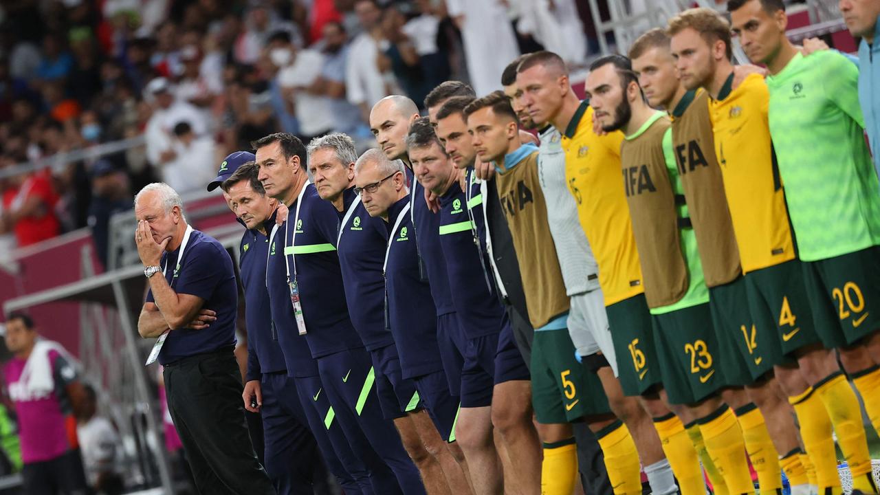 Graham Arnold watches the penalty shootout against Peru alongside his team. (Photo by KARIM JAAFAR / AFP)