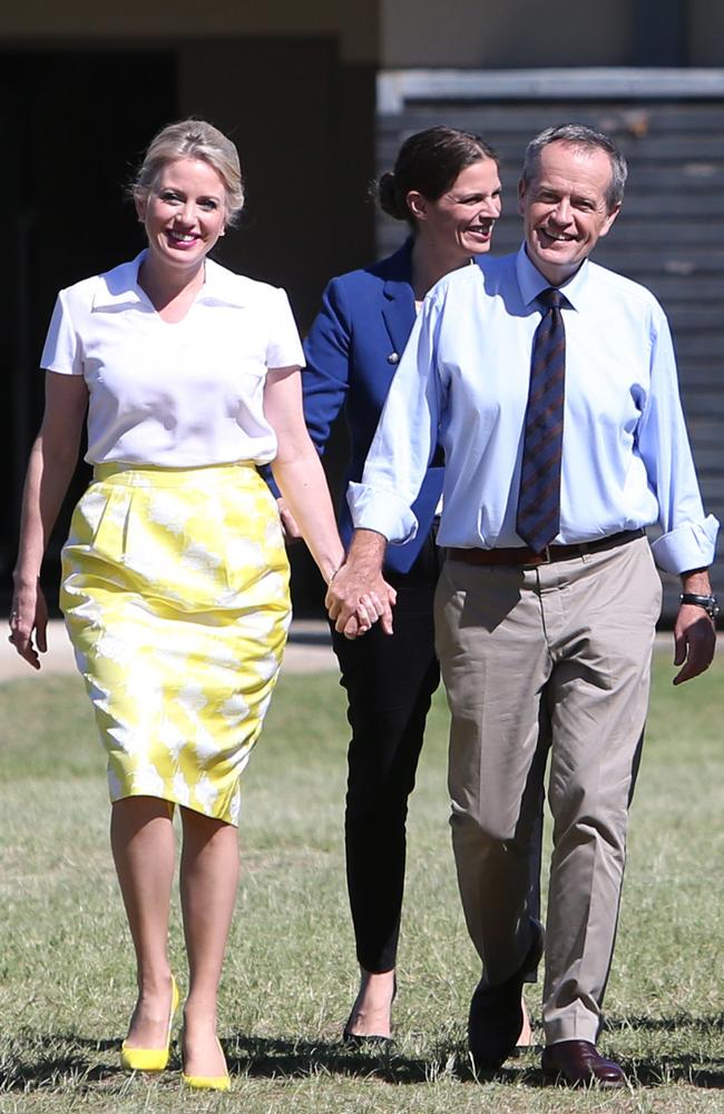 Bill Shorten and wife Chloe hold hands as they drop in on a primary school in Rocky. Picture Kym Smith