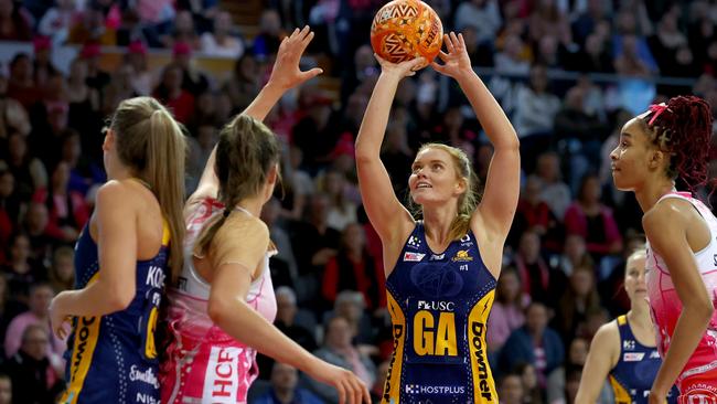 Steph Wood lines up a shot against the Adelaide Thunderbirds. Photo: Getty Images