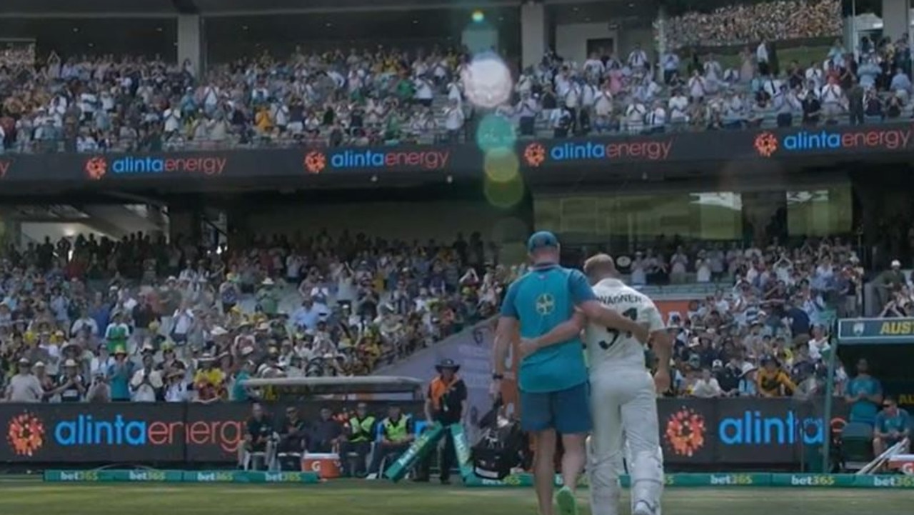 Dave Warner gets a standing ovation on his way off.