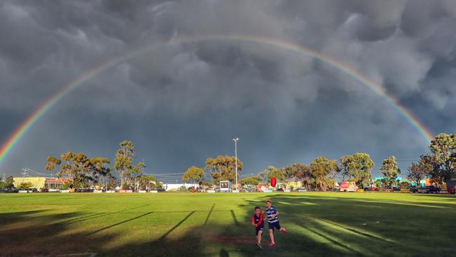 Melbourne weather: Rain showers and thunderstorms move in | news.com.au ...