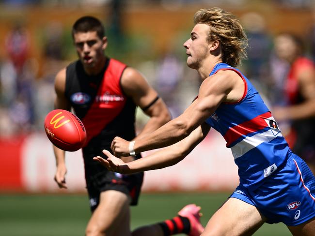 Ryley Sanders handballs. Picture: Quinn Rooney/Getty Images