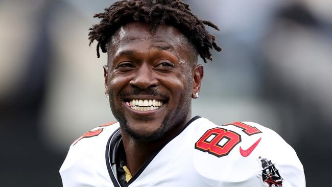 EAST RUTHERFORD, NEW JERSEY - JANUARY 02:  Antonio Brown #81 of the Tampa Bay Buccaneers warms up prior to the game against the New York Jets at MetLife Stadium on January 02, 2022 in East Rutherford, New Jersey. (Photo by Elsa/Getty Images)