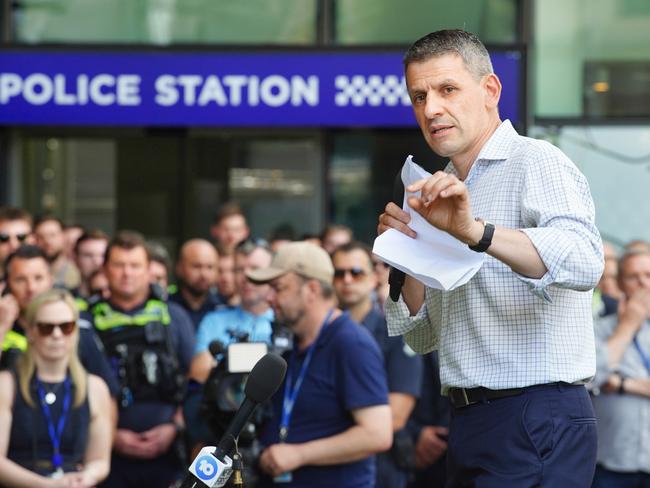 MELBOURNE AUSTRALIA - NewsWire Photos NOVEMBER 29, 2024: Wayne Gatt, the Chief Executive Officer of The Police Association Victoria addresses members outside Spencer Street headquarters amid an industrial dispute.Picture: NewsWire / Luis Enrique Ascui