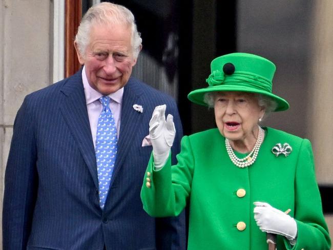 (FILES) In this file photo taken on June 5, 2022 Britain's Queen Elizabeth II (3rd L) stands on Buckingham Palace balcony with (From L) Britain's Camilla, Duchess of Cornwall, Britain's Prince Charles, Prince of Wales, Britain's Prince George of Cambridge, Britain's Prince William, Duke of Cambridge, Britain's Princess Charlotte of Cambridge, Britain's Catherine, Duchess of Cambridge, and Britain's Prince Louis of Cambridge at the end of the Platinum Pageant in London as part of Queen Elizabeth II's platinum jubilee celebrations. - Queen Elizabeth II, the longest-serving monarch in British history and an icon instantly recognisable to billions of people around the world, has died aged 96, Buckingham Palace said on Thursday. Her eldest son, Charles, 73, succeeds as king immediately, according to centuries of protocol, beginning a new, less certain chapter for the royal family after the queen's record-breaking 70-year reign. (Photo by LEON NEAL / POOL / AFP)