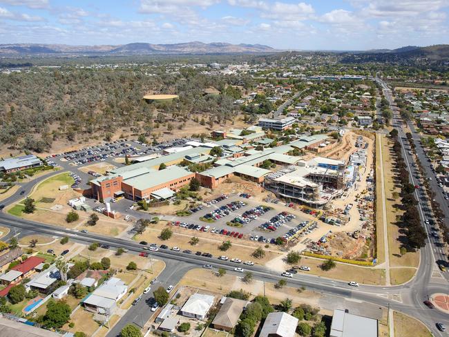 Photo of Albury Base Hospital taken in March 2015. The Victorian and NSW state governments have joined forces to fund a $558 million redevelopment.