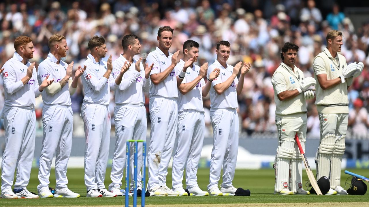 Players of England and New Zealand pay tribute to Shane Warne. (Photo by Gareth Copley/Getty Images)