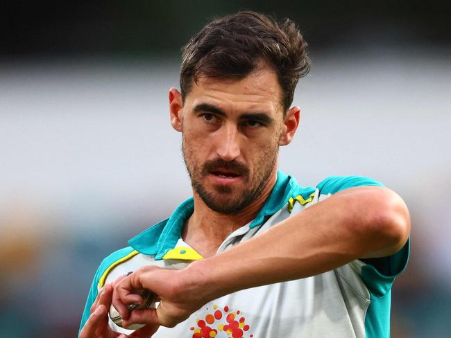 Australia's Mitchell Starc attends a warm up session before the ICC men's Twenty20 World Cup 2022 cricket match between Australia and Ireland at The Gabba on October 31, 2022 in Brisbane. (Photo by Patrick Hamilton / AFP) / -- IMAGE RESTRICTED TO EDITORIAL USE - STRICTLY NO COMMERCIAL USE --