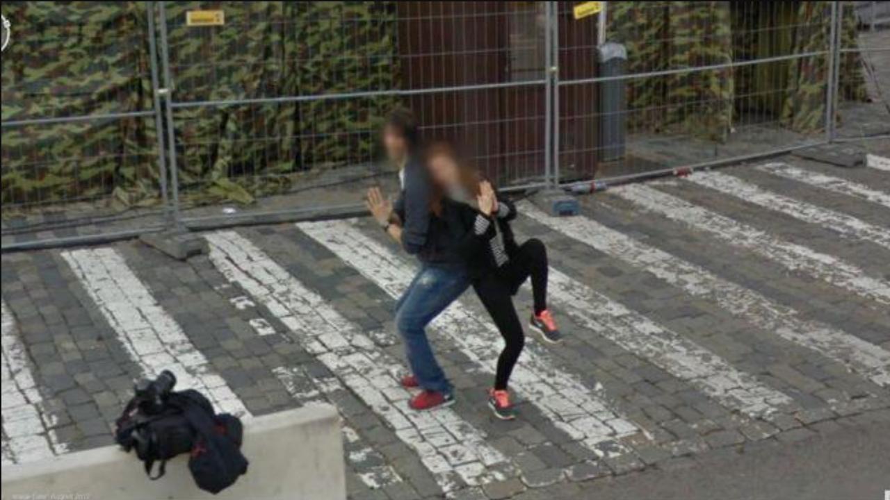 Is this a choreographed dance, or some kind of Soviet street fighting technique? Doesn‘t really matter. Looks funny. Picture: Google/Street View