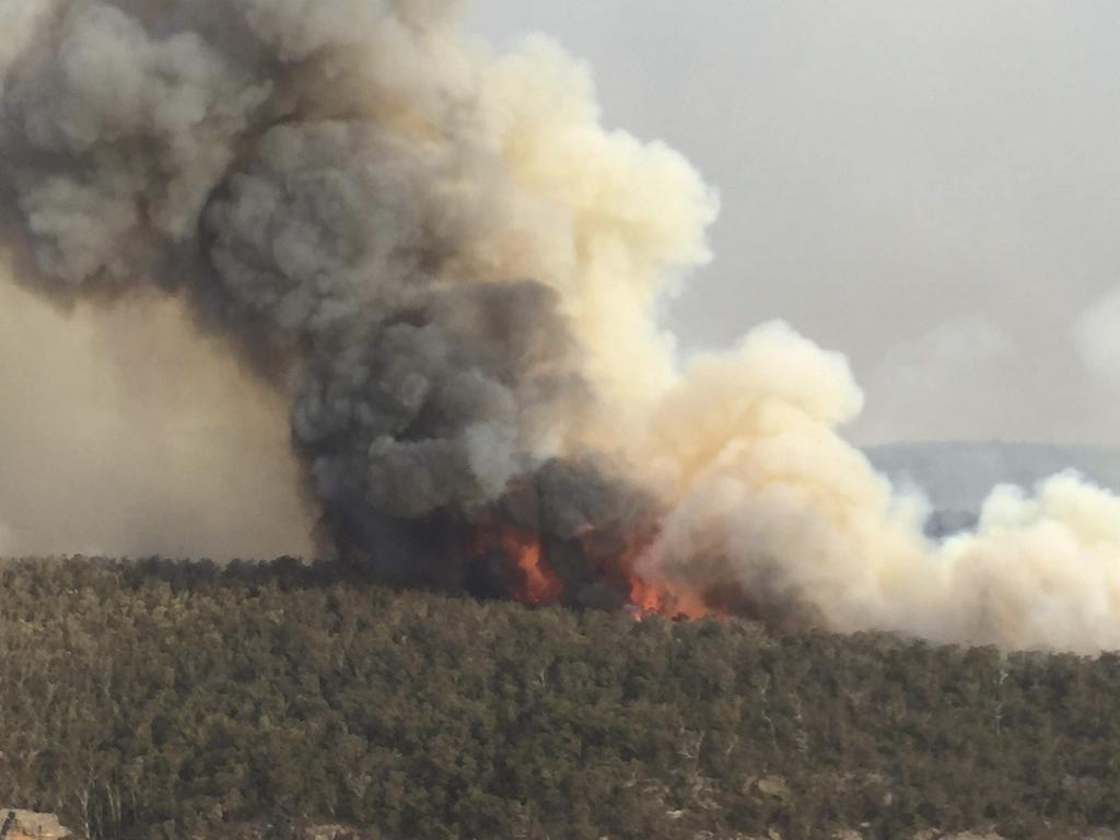 The Grose Valley fire in the Blue Mountains area of Lithgow and Blackheath, New South Wales. Picture: ADF