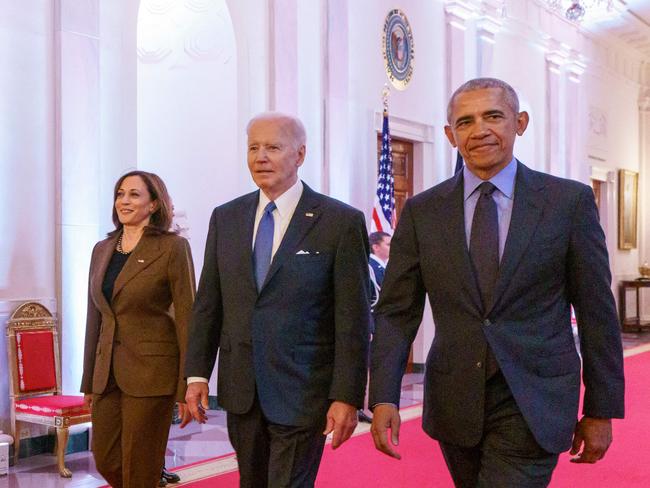 TOPSHOT - (L-R) US Vice President Kamala Harris, US President Joe Biden, and former President Barack Obama arrive to deliver remarks on the Affordable Care Act and Medicaid in the East Room of the White House in Washington, DC, on April 5, 2022. (Photo by MANDEL NGAN / AFP)