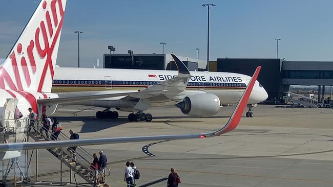 Singapore Airlines flight SQ237 arrives at Melbourne Airport on the first day of international arrivals. Picture: Andrew Henshaw