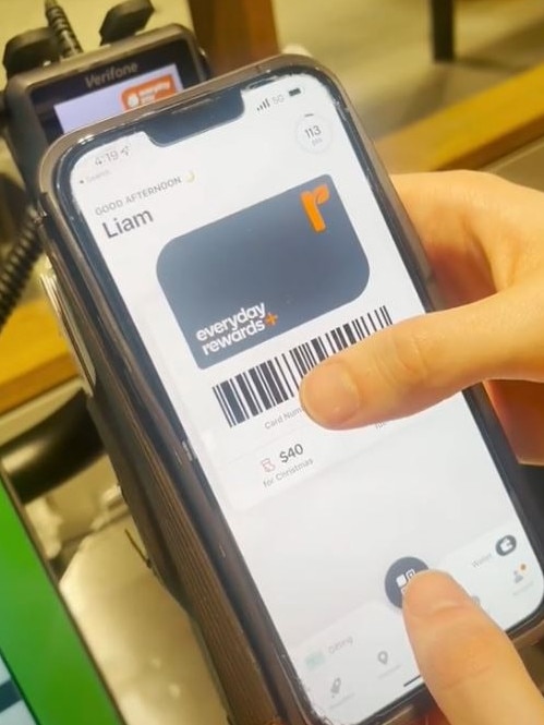 The payment feature automatically adds Woolworths Rewards points. Picture: TikTok/woolworths_au