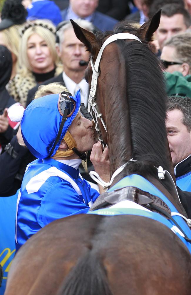 Hugh Bowman gives his leading lady a kiss. Picture: David Crosling