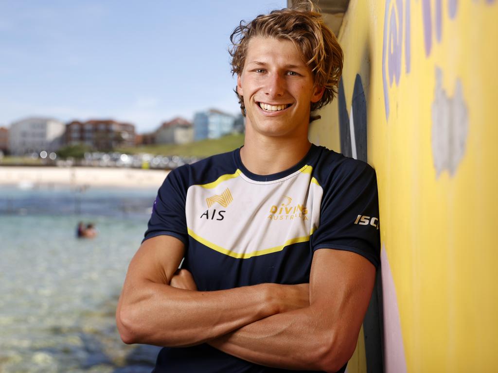 Clean Up Australia diver Sam Fricker raises awareness of face mask