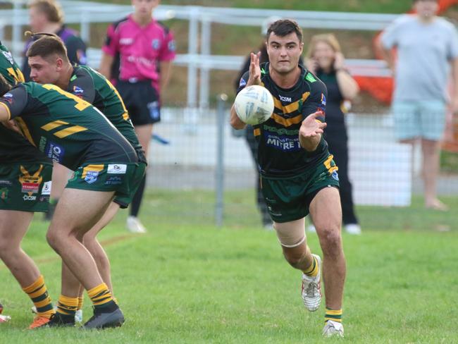 Blake Barbuto gets a pass away. Picture: Warren Gannon Photography