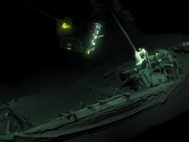 TOPSHOT - An undated handout picture released by Black Sea MAP/EEF Expeditions in London on October 23, 2018, shows the remains of an ancient Greek trading ship laying on the sea bed at the bottom of the Black Sea near Bulgaira. - An ancient Greek trading ship dating back more than 2,400 years has been found virtually intact at the bottom of the Black Sea, researchers said on Tuesday. The vessel is one of more than 60 shipwrecks identified by the Black Sea Maritime Archaeology Project including Roman ships and a 17th-century Cossack raiding fleet. The ship, which is lying on its side with its mast and rudders intact, was dated back to 400 BC -- a time when the Black Sea was a trading hub filled with Greek colonies. (Photo by HO / Black Sea MAP/EEF Expeditions / AFP) / RESTRICTED TO EDITORIAL USE - MANDATORY CREDIT  " AFP PHOTO / Black Sea MAP/EEF Expeditions"  -  NO MARKETING NO ADVERTISING CAMPAIGNS   -   DISTRIBUTED AS A SERVICE TO CLIENTS