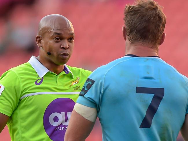 Referee Egon Seconds (L) talks to The NSW Waratah's Michael Hooper (R) during the Super Rugby match, Emirates Lions v NSW Waratahs at the Emirates Airline Park, Johannesburg, on May 11, 2019. (Photo by Christiaan Kotze / AFP)