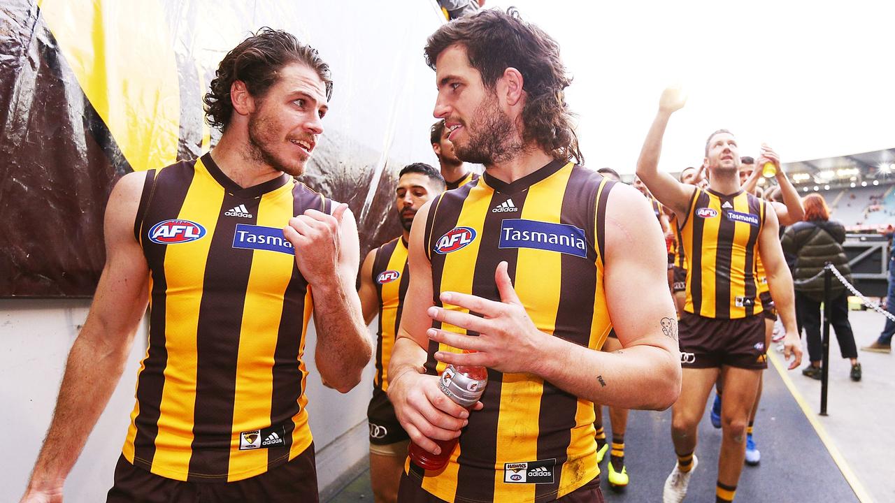 Isaac Smith and Ben Stratton chat after a win at the MCG last season.
