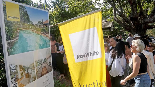 SYDNEY, AUSTRALIA - NewsWire Photos APRIL 12, 2025: Auction of 9 Burra Road in Artarmon.Picture: NewsWire / Damian Shaw