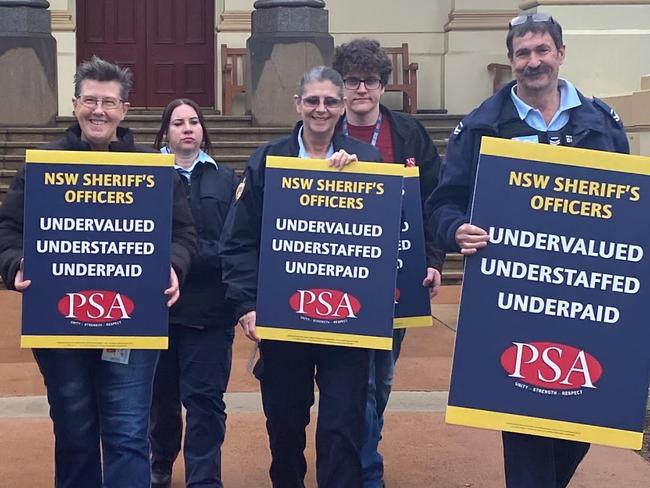 Dubbo sheriff's officers on an industrial strike over poor pay and staffing issues. Photo: Tijana Birdjan