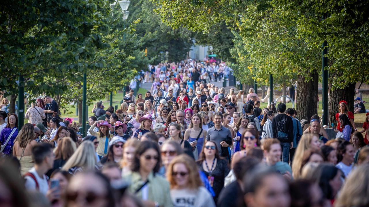 Melbourne fans making their way to the MCG. Picture: NCA NewsWire / Jake Nowakowski