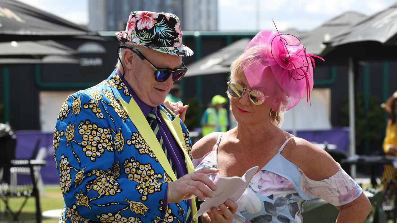 Oaks day fashion outlet 2018