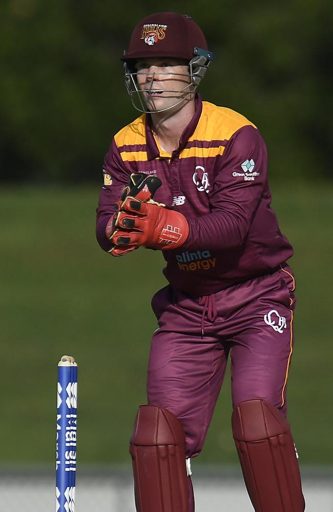 TOWNSVILLE, AUSTRALIA - NOVEMBER 01: Jimmy Peirson of Queensland keeps wicket during the Marsh One Day Cup match between Queensland and Tasmania at Riverway Stadium on November 01, 2021, in Townsville, Australia. (Photo by Ian Hitchcock/Getty Images)