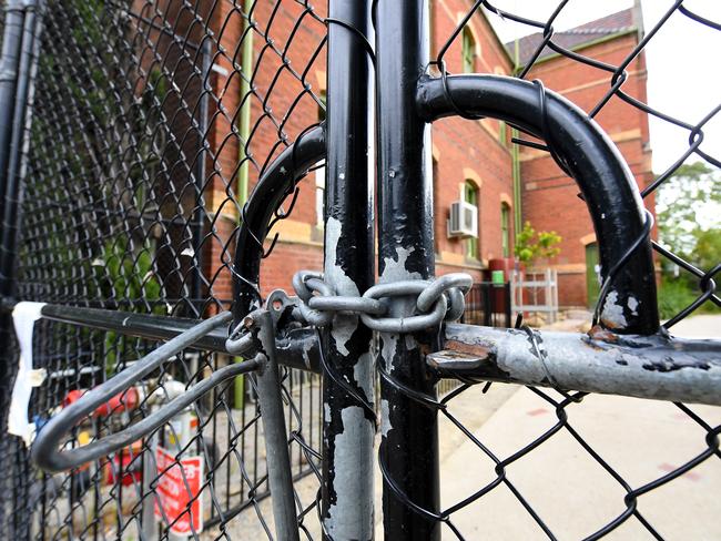 Locked gates are seen at a Primary School in Melbourne's inner north, Monday, March 23, 2020. Victorian Premier Daniel Andrews has brought forward school holidays as a measure to slow the rapid spreading Covid-19 virus through the state. (AAP Image/James Ross) NO ARCHIVING