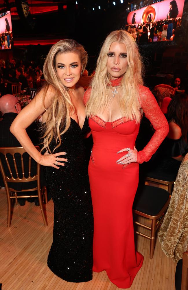 Simpson mingles with Carmen Electra. Picture: Jesse Grant/Getty Images for Janie's Fund