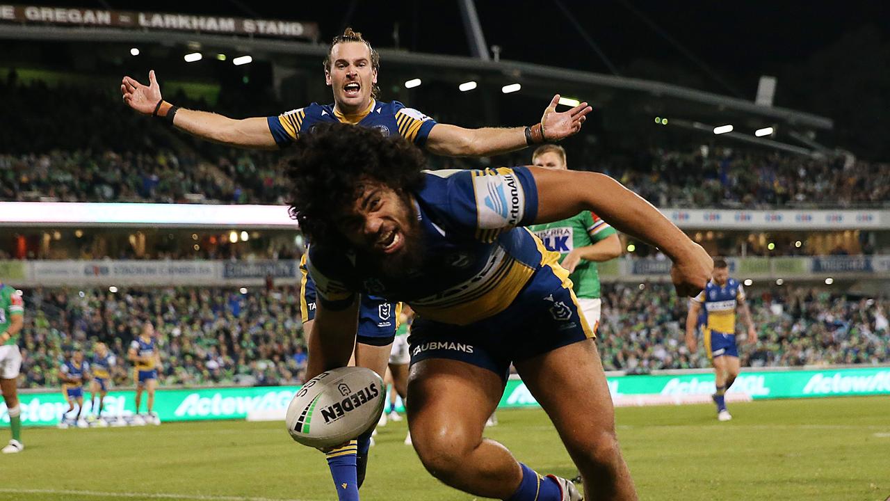 Greg Bird of the Gold Coast Titans in action during their round 25 NRL game  against the Penrith Panthers at Cbus Super Stadium on the Gold Coast,  Saturday, Aug. 27, 2016. (AAP