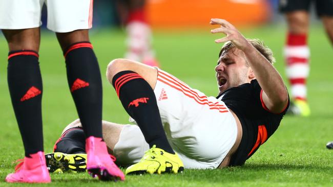 Luke Shaw broken leg video: Manchester United left-back Luke Shaw ...