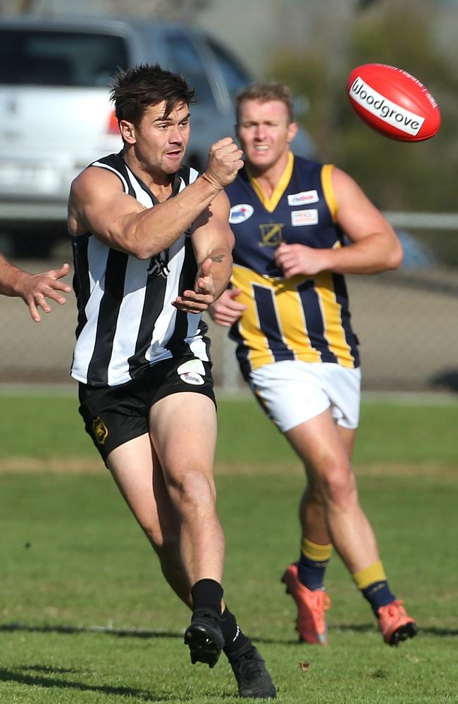 Jesse Davies fires out a handpass during his Bowen Medal winning season. Picture: Hamish Blair